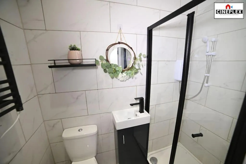 Double Bed Studio Flat With Netflix Flat B Unit C2 Wifi Disney By Cineplex Short Lets Serviced Apartments London United Kingdom