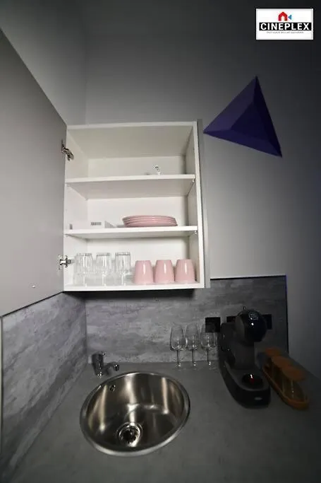 Double Bed Studio Flat With Netflix Flat B Unit C2 Wifi Disney By Cineplex Short Lets Serviced Apartments London